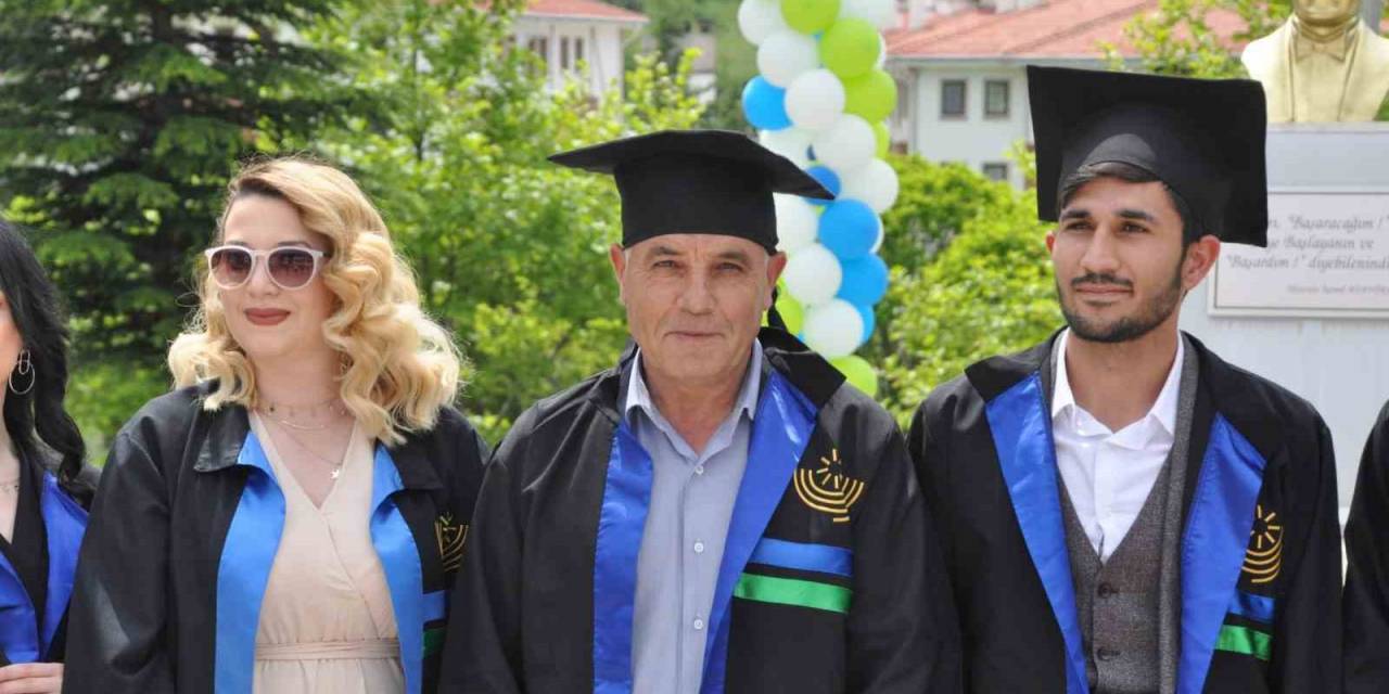 51 Yaşında Üniversiteden Mezun Oldu