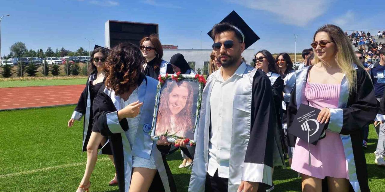 En Buruk Mezuniyet: Depremde Hayatını Kaybeden Arkadaşlarının Fotoğrafını Taşıdılar