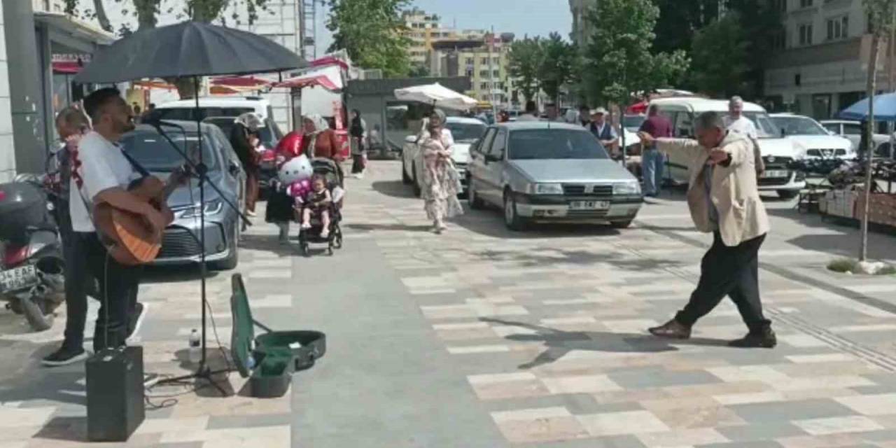 Sokak Müzisyeni Çaldı, Vatandaş Oynadı