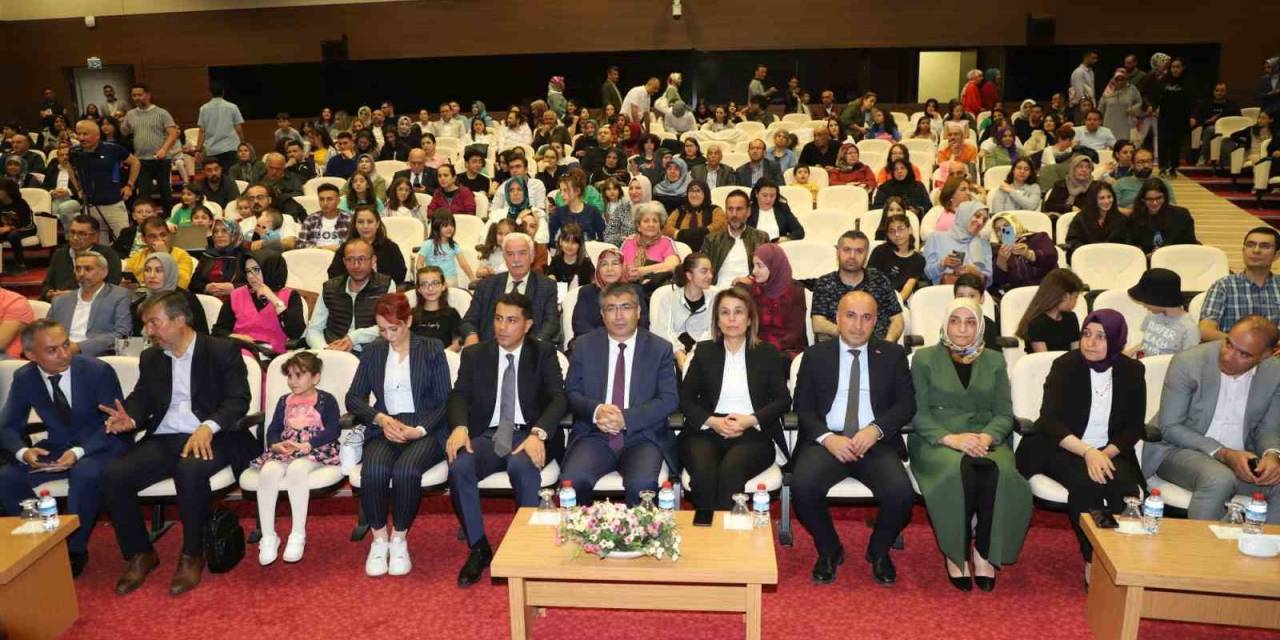 Nevü’de Yıl Sonu Sergisi Ve Konser Programı Düzenlendi