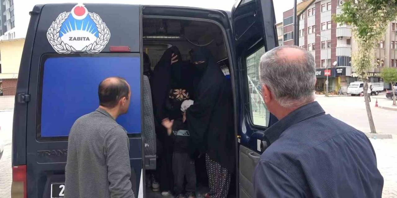 Elazığ’da Dilenci Operasyonu: Kimisi İlaç Param Yok Dedi, Kimileri De Kamerayı Görünce Araçtan İnmedi