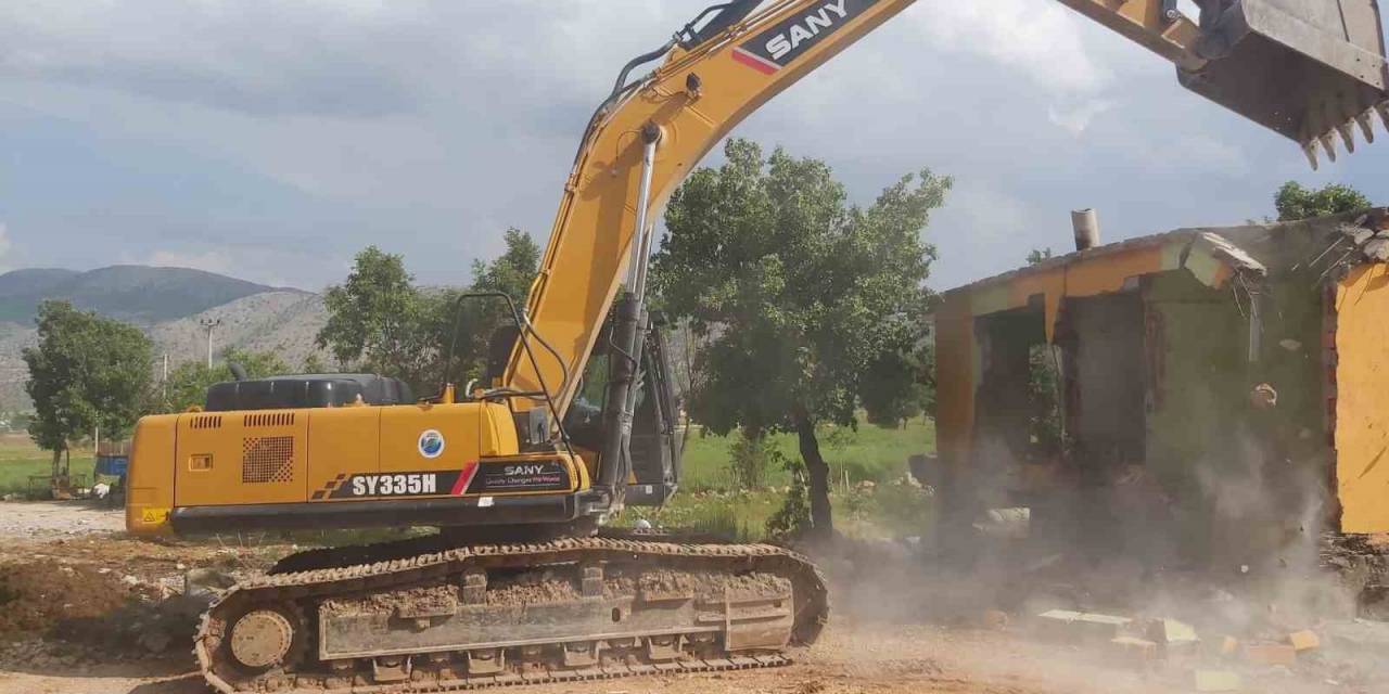 Nurhak’ta Bin 333 Ağır Hasarlı Binanın 384’ü Yıkıldı