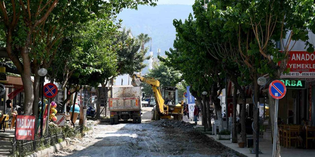 Kuşadası Özer Türk Caddesi’nde Yenileme Çalışmaları Başladı