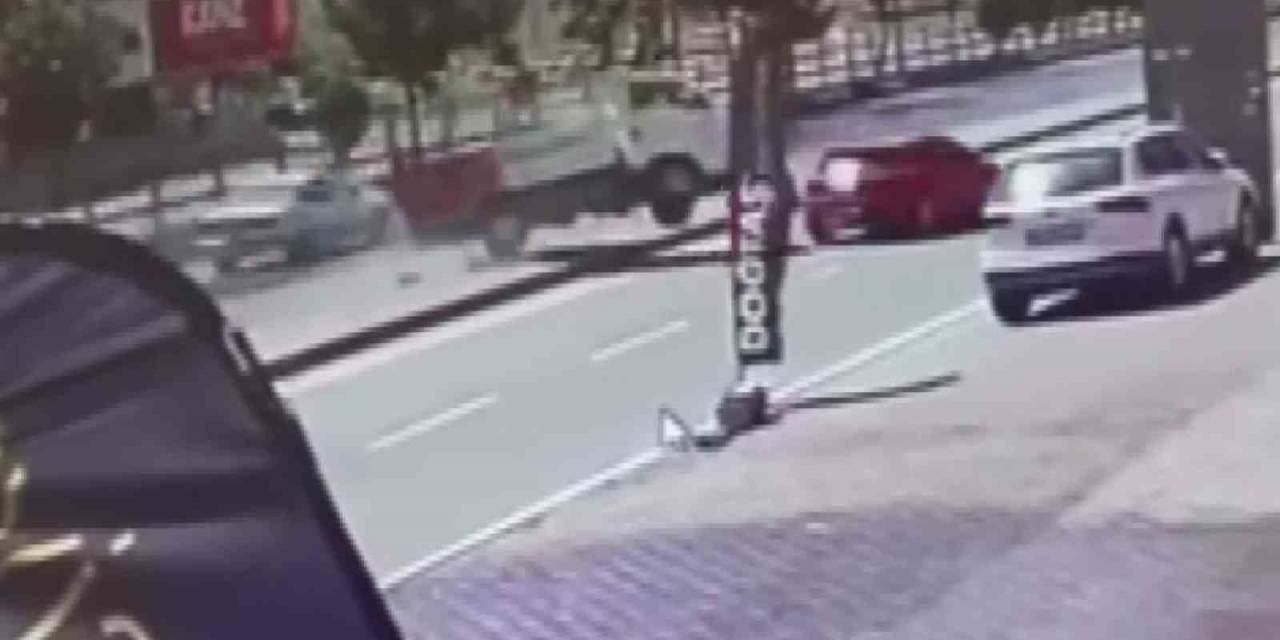 Otomobil İle Çarpışan Kamyonet Kaldırıma Çıktı: O Anlar Güvenlik Kamerasına Yansıdı