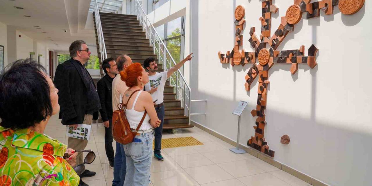 Şairler Eserlere Ve Sergiye Hayran Kaldı