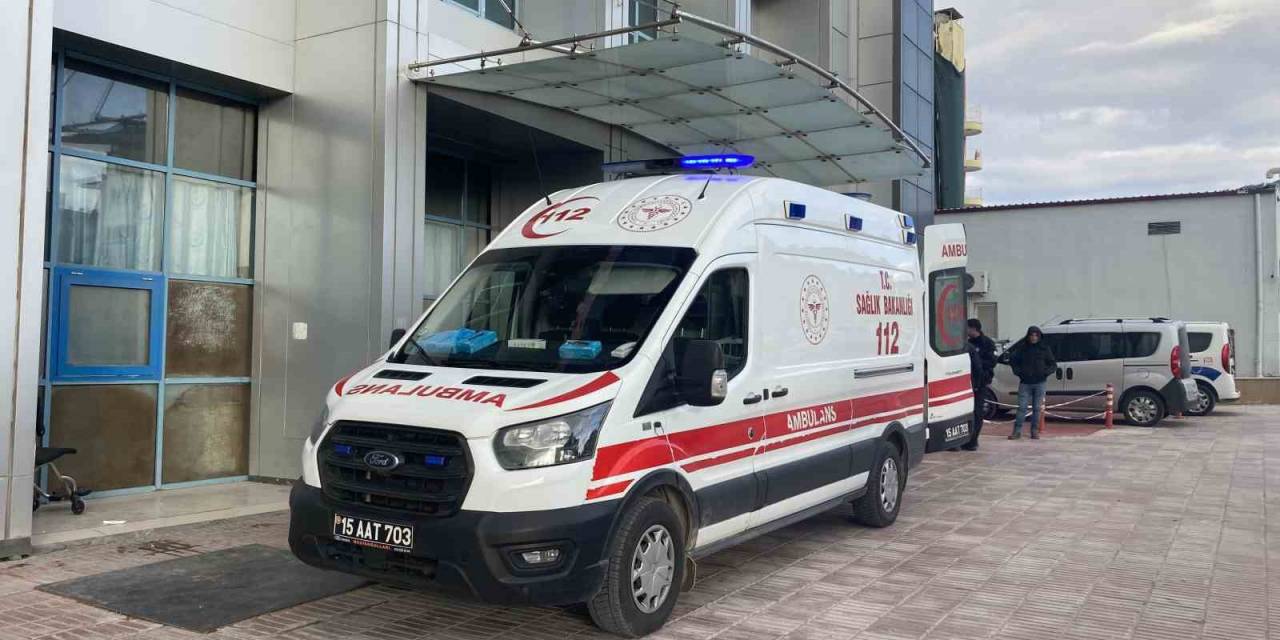 Burdur’da Bir Genç Kız Arkadaşlarına Baktığını İddia Ettiği İnşaat İşçisini Bıçakladı
