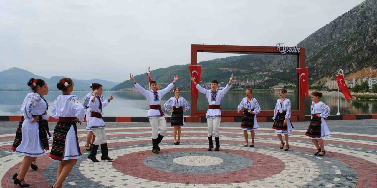 Moldova Ve Ukrayna Halk Oyunları Ekibi Eğirdir’e Renk Kattı