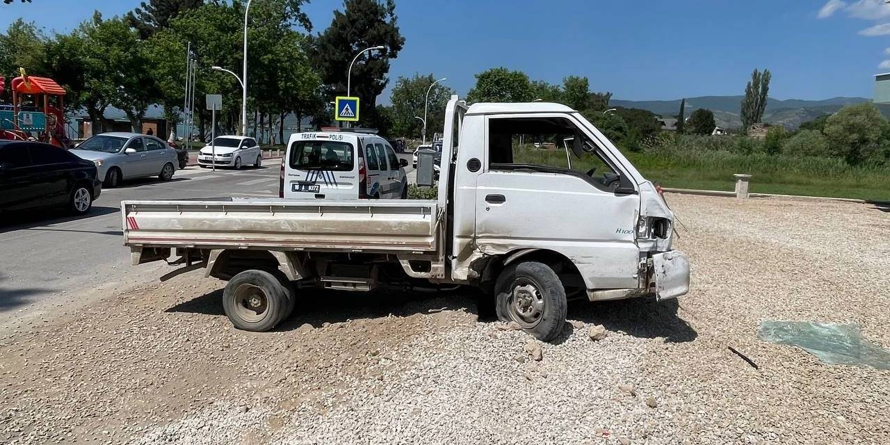 Kazaya Karışan Kamyonet 50 Metre Savrulup Ünlü Sanatçının Evine Böyle Daldı