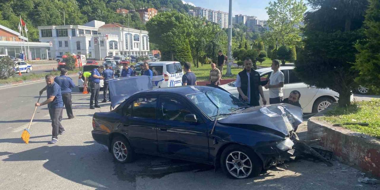 Motosiklete Çarpıp Karşı Şeride Geçti: 2 Yaralı