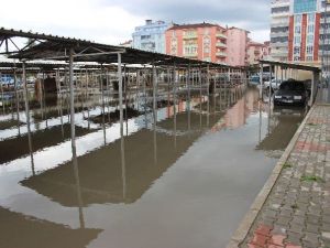 Çarşamba’da Sağanak Sonrası Ev Ve İş Yerlerini Su Bastı