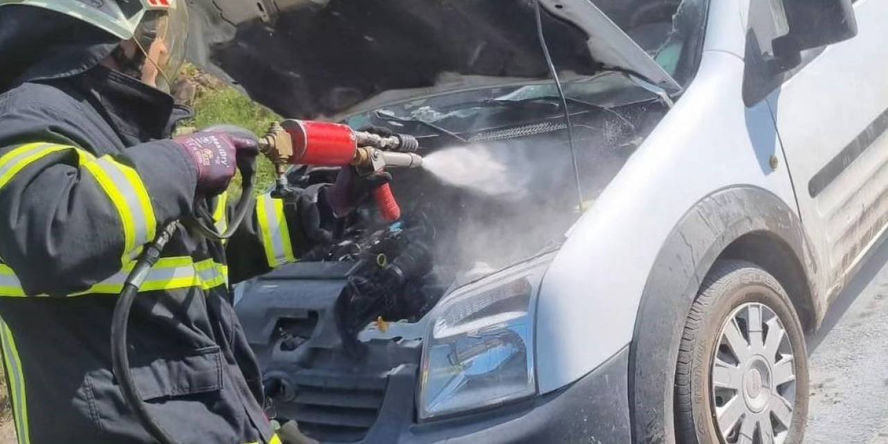 Yalova’da Seyir Halindeki Kamyonet Alevlere Teslim Oldu