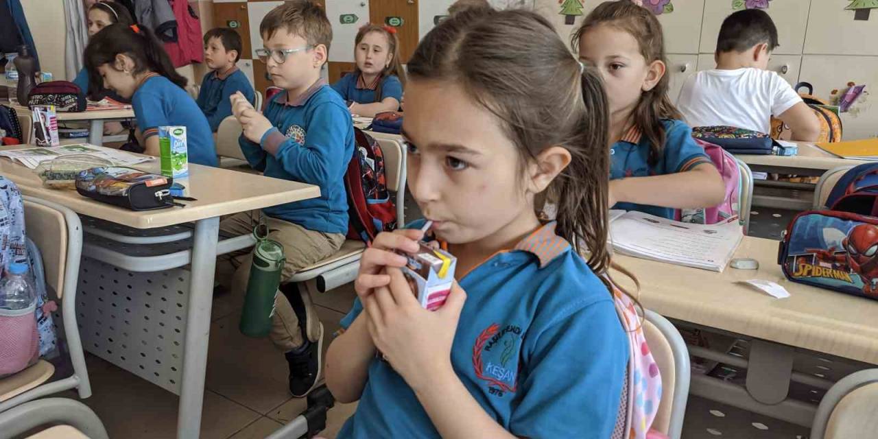 Keşan’da İlkokul Öğrencilerine Süt Dağıtıldı