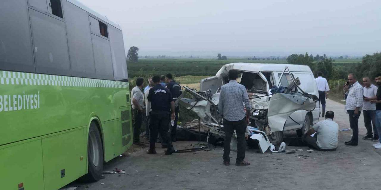 Adana’da Belediye Otobüs İle Panelvan Araç Çarpıştı: 2 Ölü, 10 Yaralı