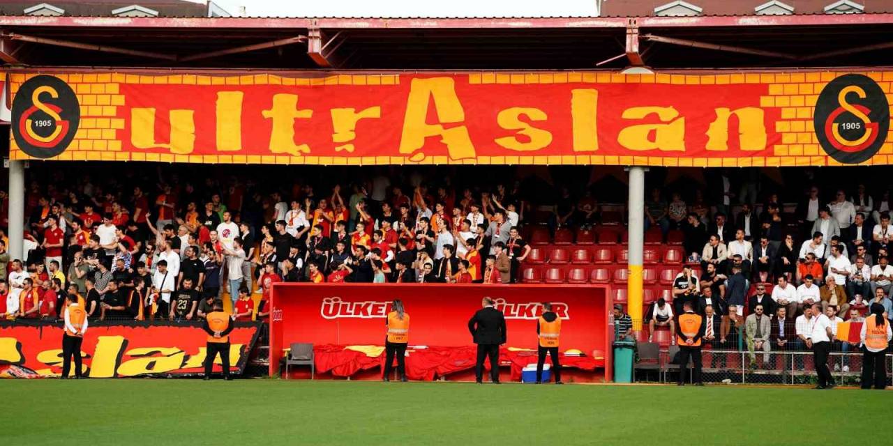 Şampiyon Galatasaray, Taraftarı Önünde Derbi Hazırlıklarına Başladı