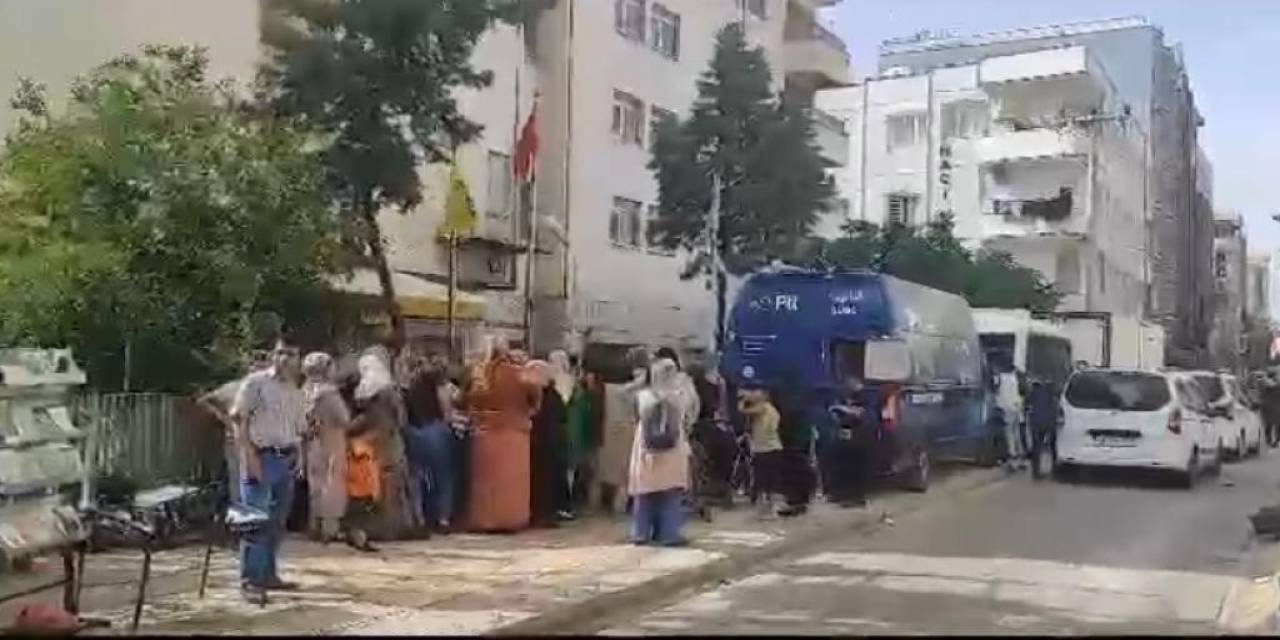 Nusaybin Halkı Mobil Ptt Aracında Hizmet Alıyor