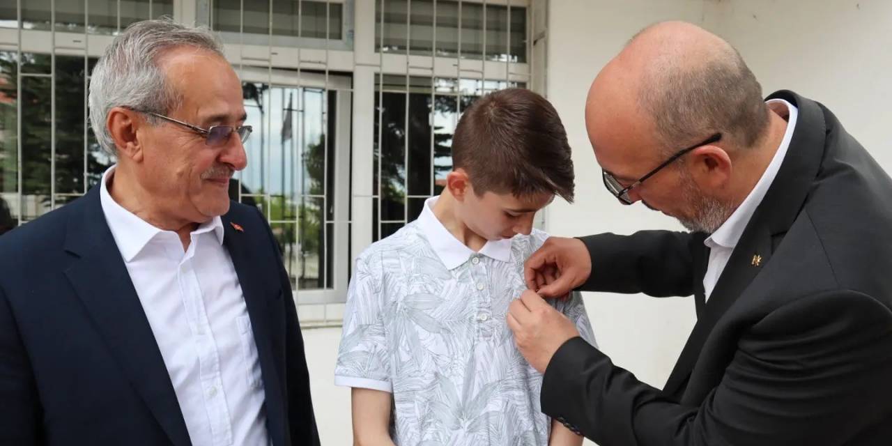 Başkan Önsay’dan Kur’an-ı Kerim’i Güzel Okuma Yarışması Türkiye Üçüncüsüne Ödül