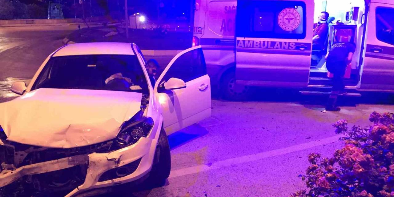 Edirne’de İki Otomobilin Çarpıştığı Kazada 2 Kişi Yaralandı