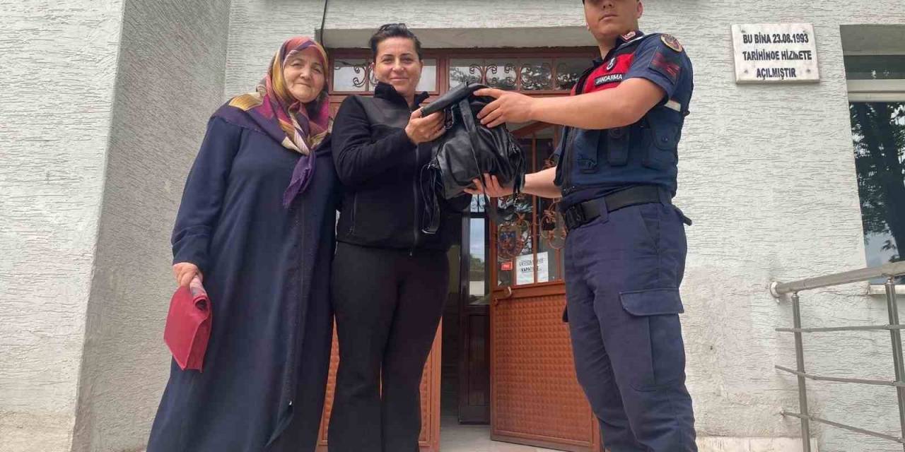 Mezarlıkta Unuttuğu Çantasını Jandarma Teslim Etti