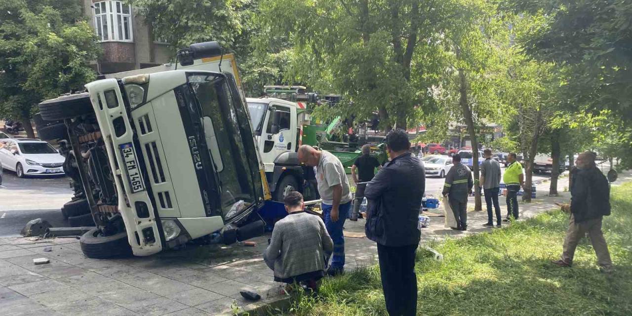 Bayrampaşa’da Kamyon Devrildi, Genç Kadın Yaralandı: O Anlar Kamerada