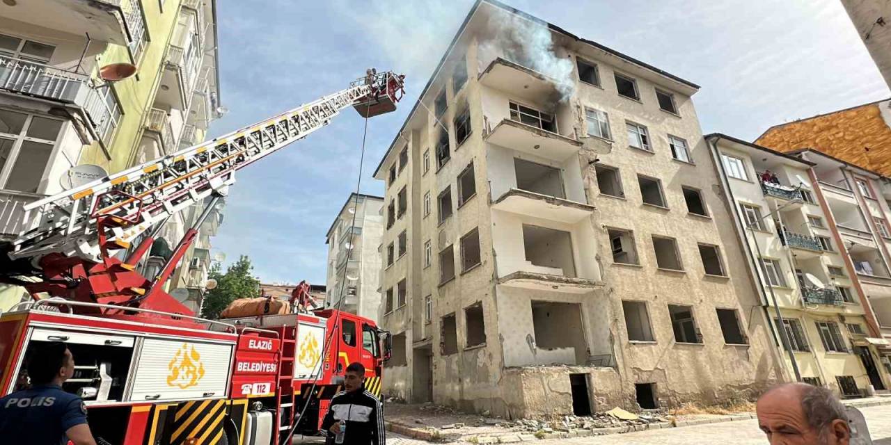 Elazığ’da Ağır Hasarlı Binada Yangın