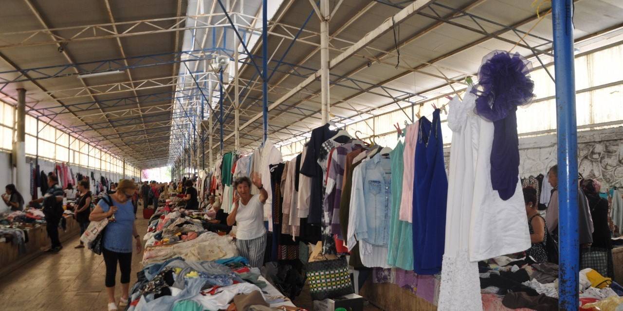İkinci El Pazarında Satış Yaparak Sokak Hayvanlarına Yardım Eli Uzatıyor