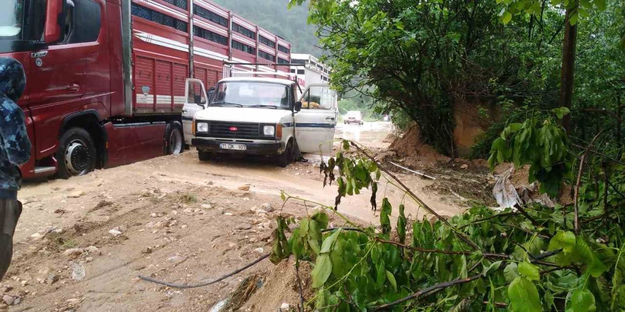 Sakarya Nehri Taştı Söğüt-inhisar Yolu Selden Dolayı Trafiğe Kapandı