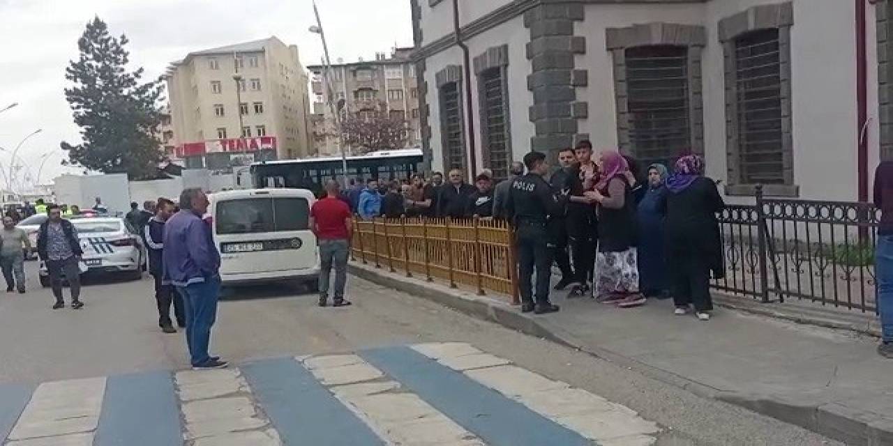 Husumetli İki Aile Caddede Karşılaşınca Birbirine Girdi