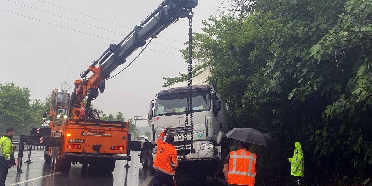 Yağış Otoyolda Kazayı Beraberinde Getirdi, Uzun Araç Kuyrukları Oluştu