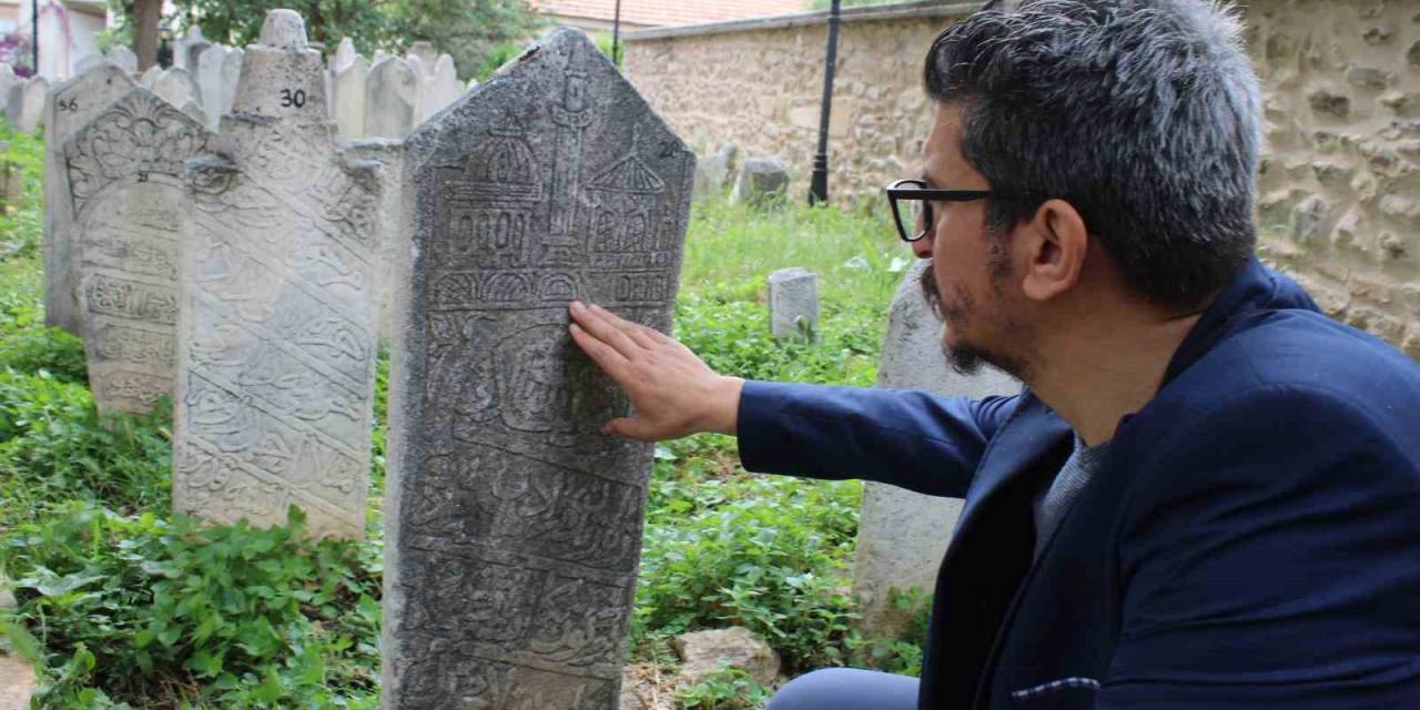 Aydın’da 212 Yıl Önce Dikilen Mezar Taşı, 250 Yıllık Külliyenin Tarihine Işık Tutuyor