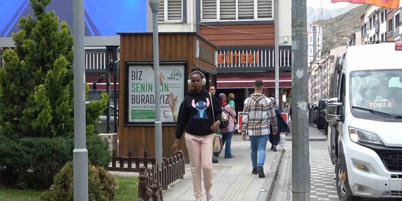 Afrikalı Öğrenciler Gümüşhane’de Dolmuşta Konser Verirse...