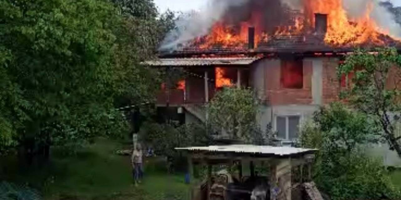 İki Katlı Ev Alev Alev Yandı