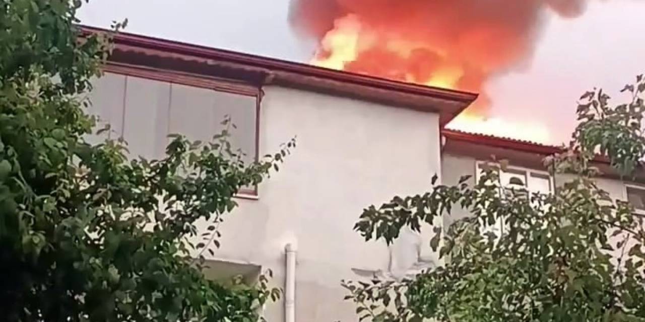 Yıldırım Düşen Evin Çatısı Alev Aldı
