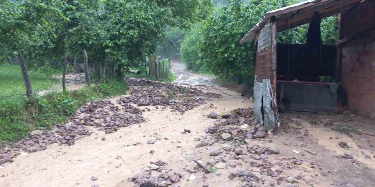 Yağış Sonrası Mahalle Yolu Ulaşıma Kapandı