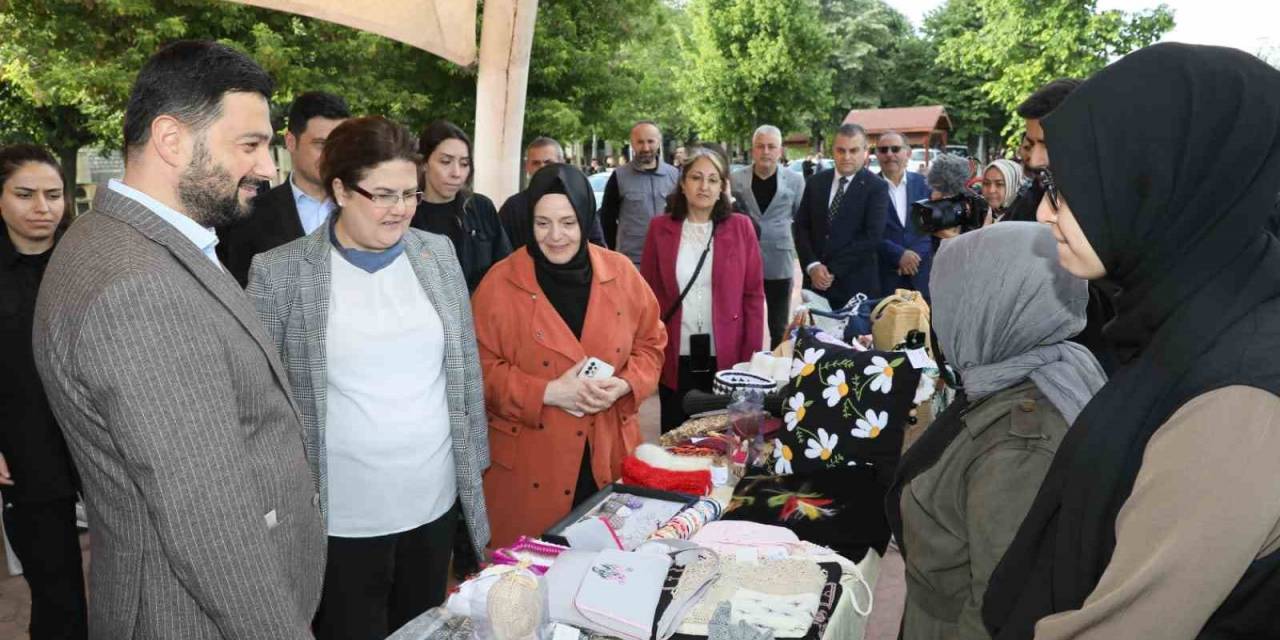 Bakan Yanık Kağıthaneli Üreten Kadınlarla Bir Araya Geldi