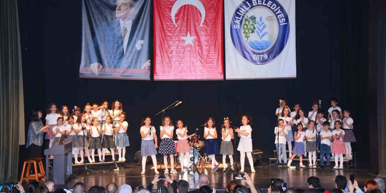 Salihli Sanat Şenliğinde Minikler Hünerlerini Sergiledi