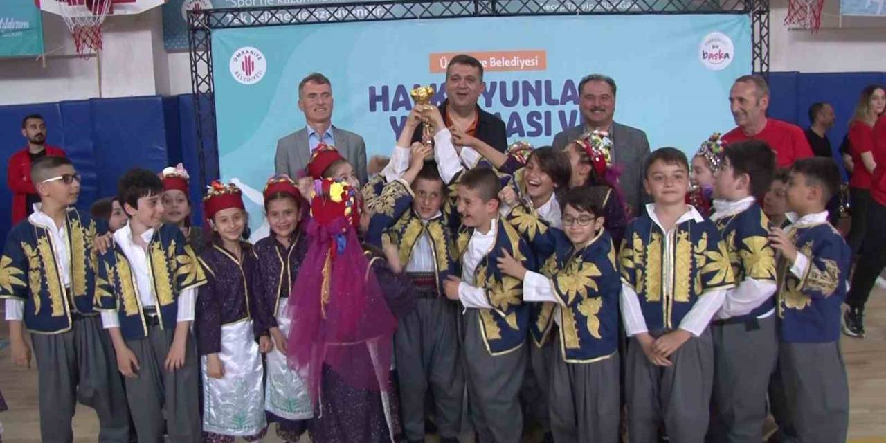 Ümraniye Belediyesi Geleneksek Halk Oyunları’nda Ödüller Sahiplerini Buldu