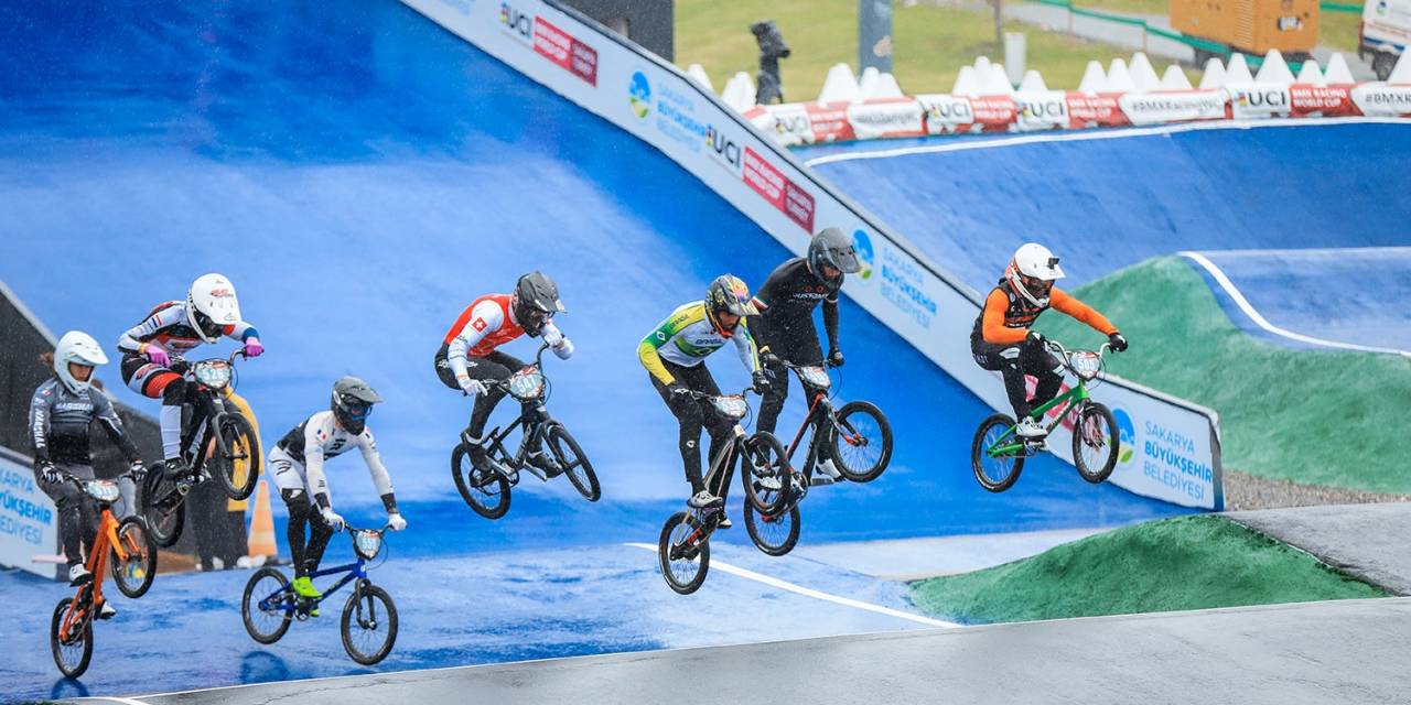 Ayçiçeği Bisiklet Vadisi’nde Heyecan Zirve Yaptı: Dünya Kupası Yarışlarının İlk Günü Tamamlandı