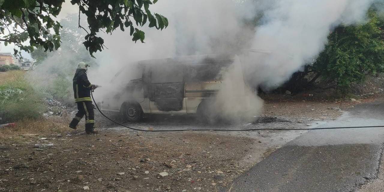 Antalya’da Park Halindeki Minibüs Alevlere Teslim Oldu