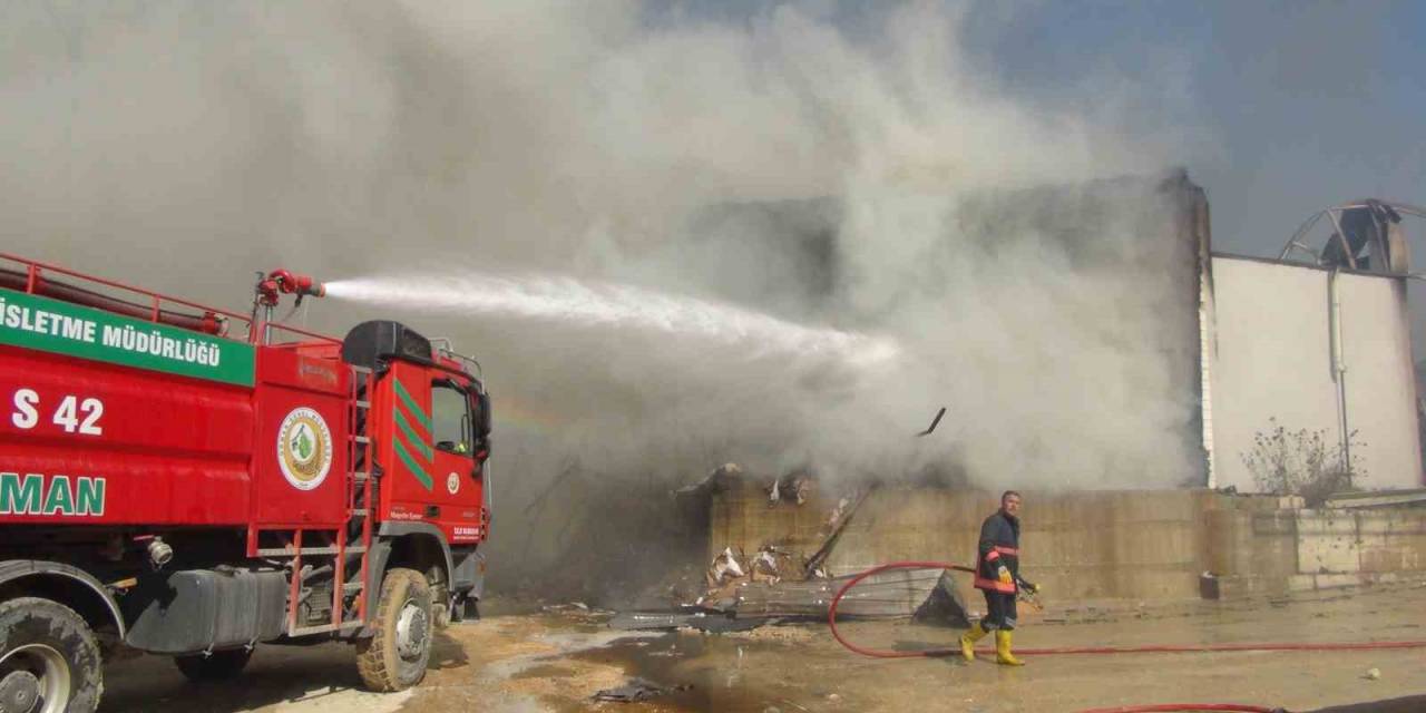 Bir Kıvılcım, 30 Kişinin Çalıştığı Fabrikayı Küle Çevirdi