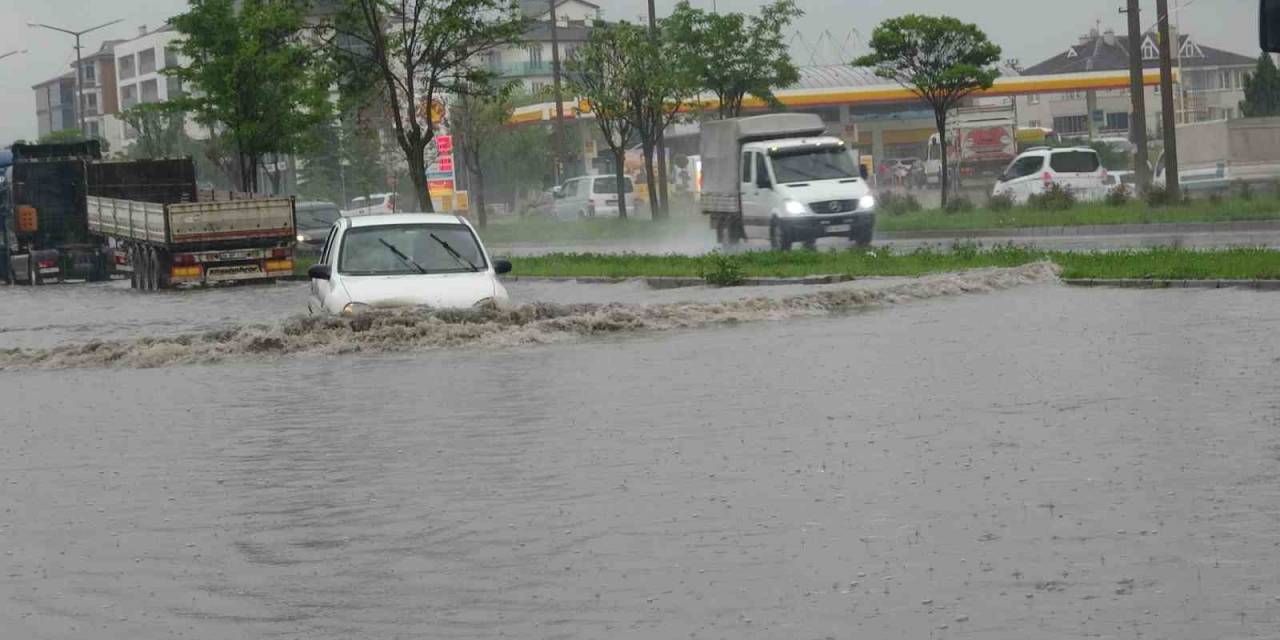 Bolu’da Bazı Cadde Ve Sokaklar Göle Döndü