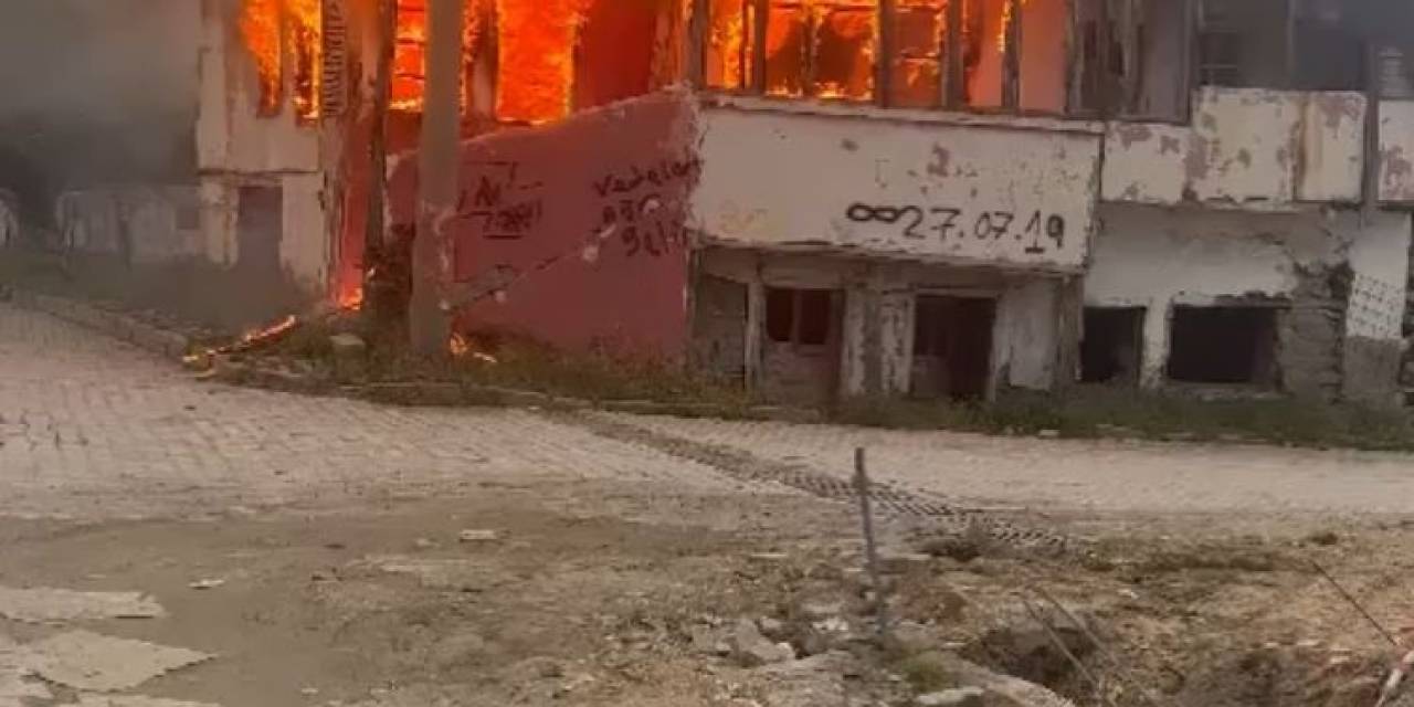Isparta’da Metruk Bina Alevlere Teslim Oldu