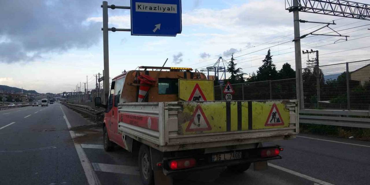 Kontrolden Çıkan Otomobil Bariyere Çarptı: 4 Yaralı