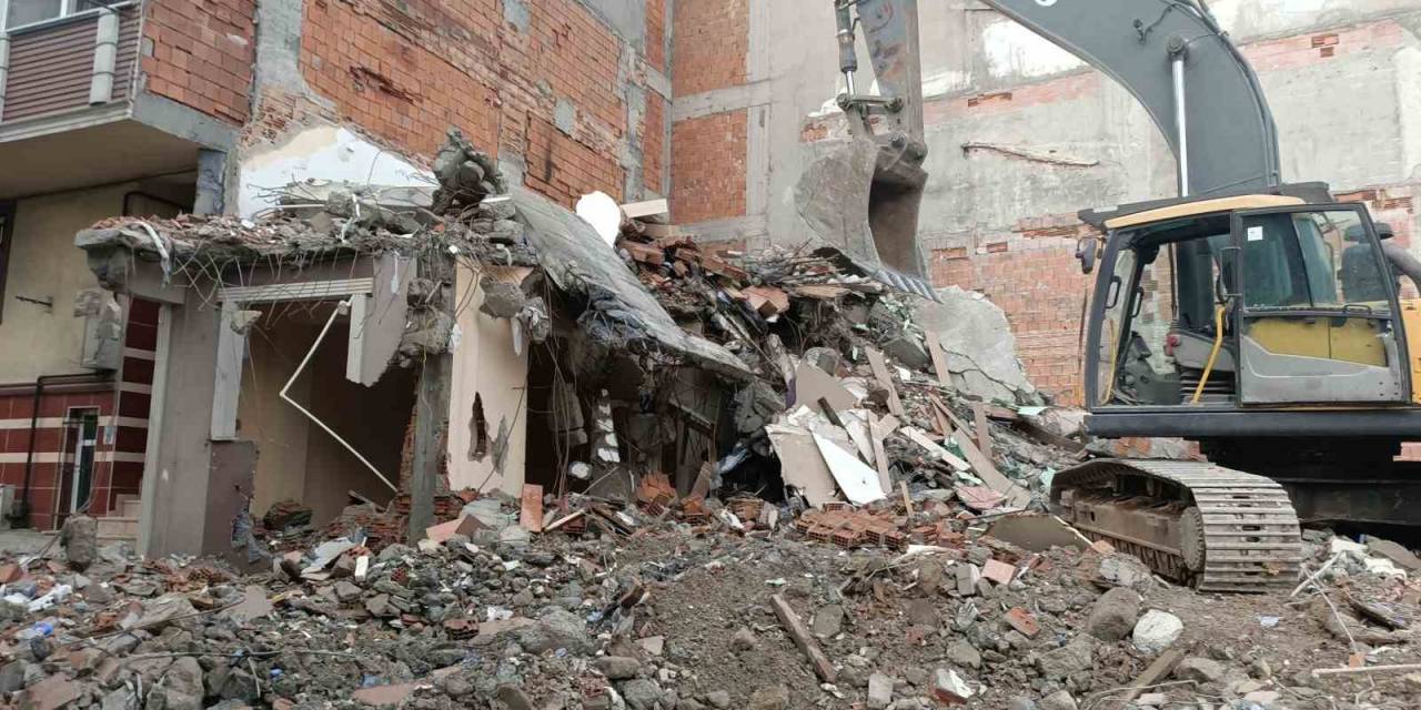 Sultangazi’de 3 Binada Hasar Oluştu, Vatandaşlar Tahliye Edildi