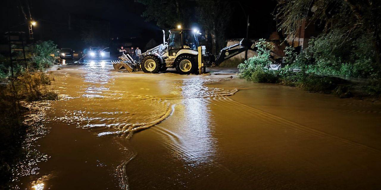 Amasya’da Sağanak Nedeniyle Gölet Taştı, Sokaklar Dereye Döndü