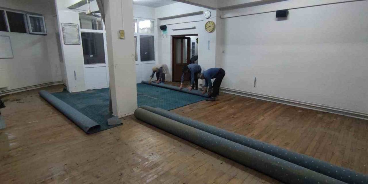 Cami Sel Suları Altında Kaldı, Evlerde Hasar Oluştu