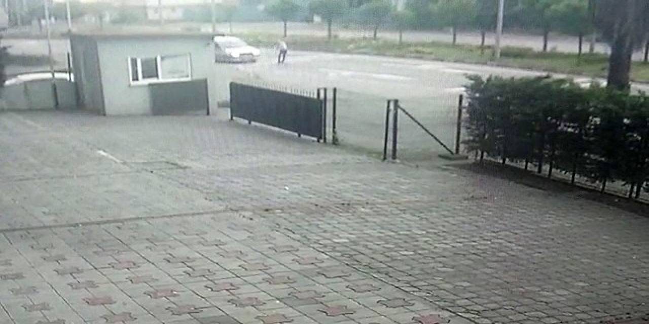 Otomobilin Çarptığı Yaya Ezilmekten Son Anda Kurtuldu