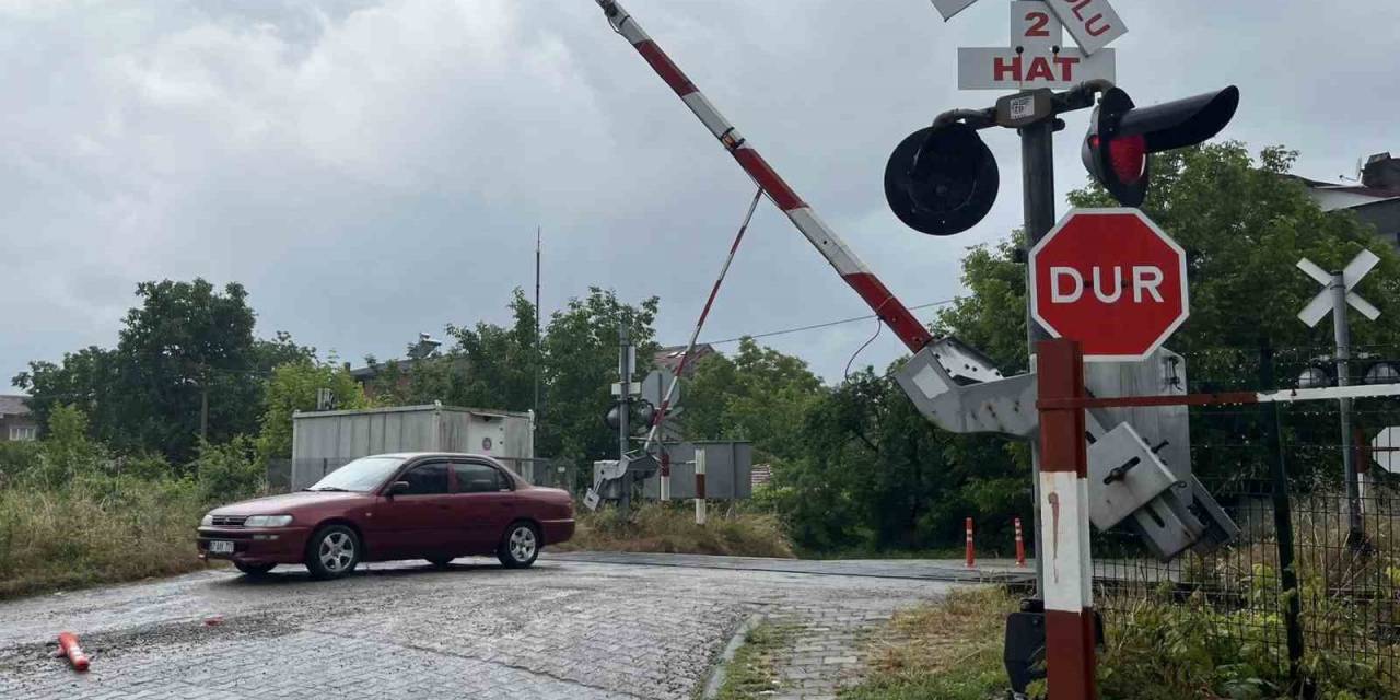 Hemzemin Geçitte Kapanmayan Bariyer Tehlike Saçıyor