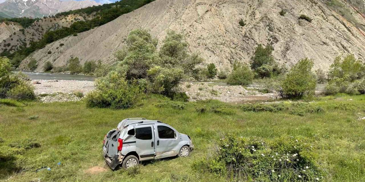 Tunceli’de Hafif Ticari Araç  Şarampole Devrildi: 6 Yaralı