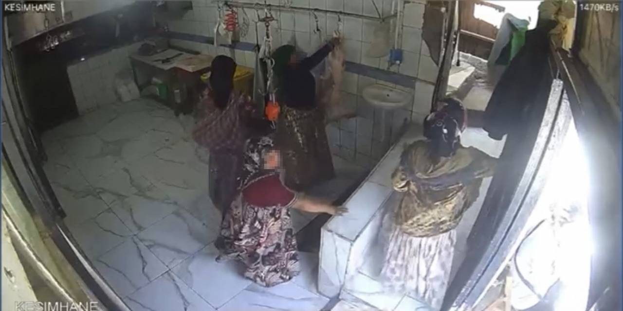 İstanbul’da Akıl Almaz Hırsızlık Kamerada: Kancadaki 15 Kilogramlık Karkas Eti Çaldılar