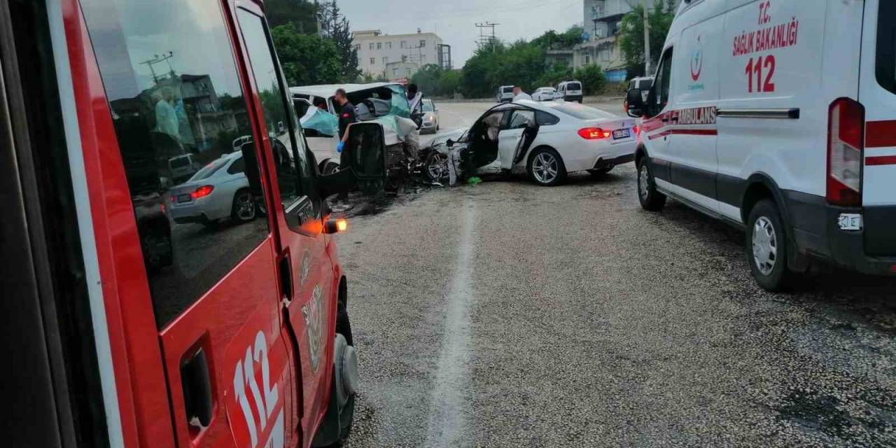 İşçileri Taşıyan Minibüs İle Otomobil Çarpıştı: 1 Ölü 10 Yaralı